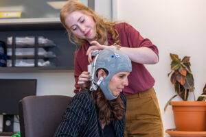 femme portant un casque de stimulation du cerveau