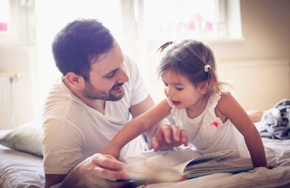 Comment les parents ajustent leur langage pour favoriser le développement linguistique des enfants